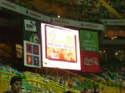 Le résultat du match sur un écran géant du stade